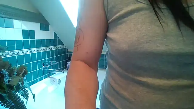 Snapshot of khloebanques chatting on 09-27-25, 10:04 khloebanques online show from 09-27-25, 10:04