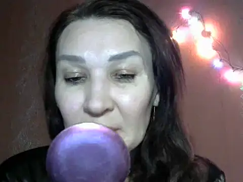 PrettyAndWild online show from 12-13-24, 05:21