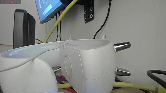 Snapshot of Hela_wet chatting on 03-10-26, 12:32 Hela wet online show from 03-10-26, 12:32