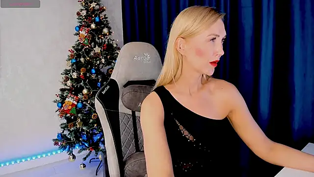 Snapshot of HotyPlays chatting on 12-24-24, 10:39 HotyPlays online show from 12-24-24, 10:39