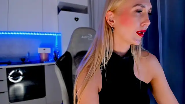 Snapshot of HotyPlays chatting on 01-28-25, 10:45 HotyPlays online show from 01-28-25, 10:45