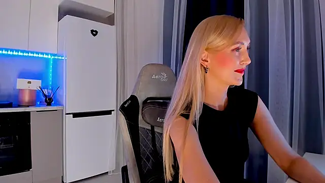 Snapshot of HotyPlays chatting on 02-13-25, 01:05 HotyPlays online show from 02-13-25, 01:05