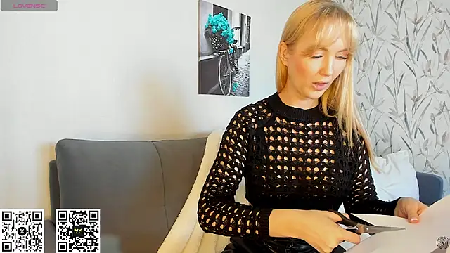 Snapshot of HotyPlays chatting on 09-14-25, 12:15 HotyPlays online show from 09-14-25, 12:15