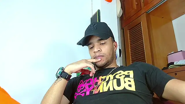 Snapshot of Bigcock_21cm_ chatting on 02-12-25, 02:03 Bigcock 21cm  online show from 02-12-25, 02:03