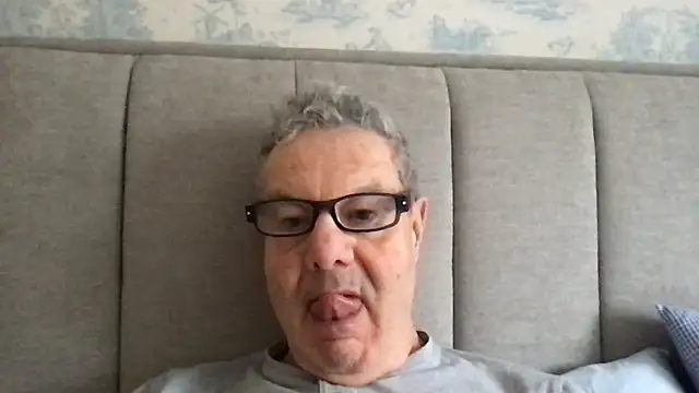 Snapshot of Oldpistolpete chatting on 02-09-26, 09:35 Oldpistolpete online show from 02-09-26, 09:35