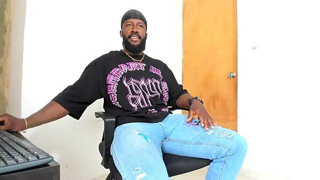 Snapshot of DaleHamilton chatting on 12-21-24, 03:20 DaleHamilton online show from 12-21-24, 03:20