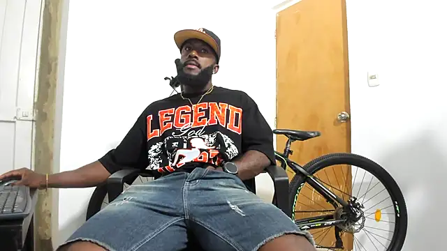 Snapshot of DaleHamilton chatting on 12-23-24, 03:40 DaleHamilton online show from 12-23-24, 03:40