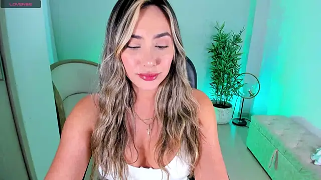 NiaBennet  online show from 10-11-25, 10:08