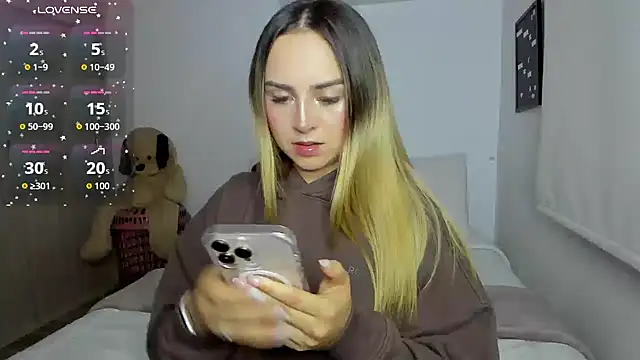 Snapshot of sophi_mooreno chatting on 02-07-26, 01:20 sophi mooreno online show from 02-07-26, 01:20