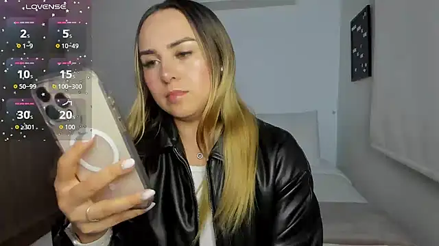 Snapshot of sophi_mooreno chatting on 02-17-26, 02:41 sophi mooreno online show from 02-17-26, 02:41