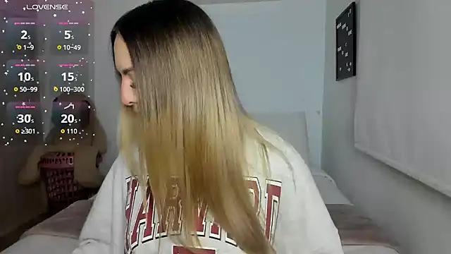 Snapshot of sophi_mooreno chatting on 03-12-26, 12:50 sophi mooreno online show from 03-12-26, 12:50