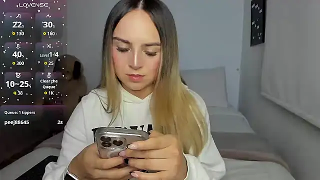 Snapshot of sophi_mooreno chatting on 03-23-26, 01:09 sophi mooreno online show from 03-23-26, 01:09