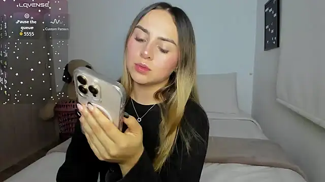 Snapshot of sophi_mooreno chatting on 03-29-26, 01:05 sophi mooreno online show from 03-29-26, 01:05