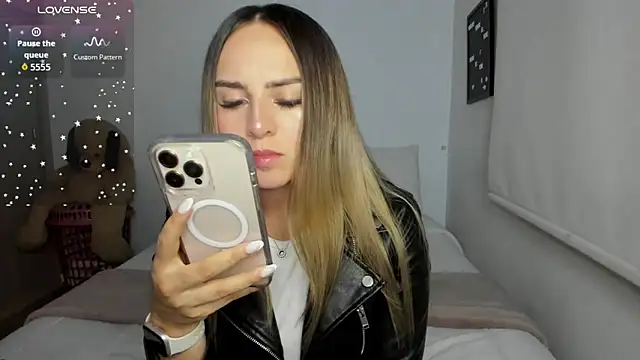 Snapshot of sophi_mooreno chatting on 04-08-26, 01:27 sophi mooreno online show from 04-08-26, 01:27
