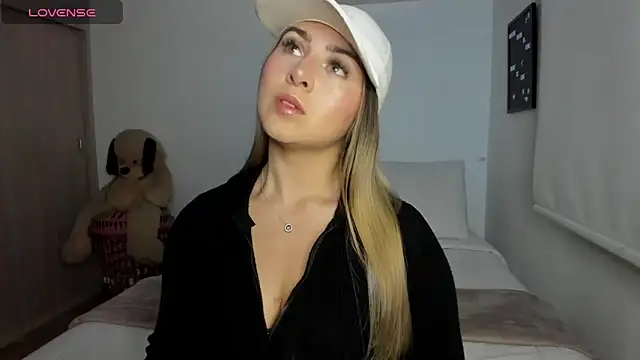 Snapshot of sophi_mooreno chatting on 04-14-26, 12:49 sophi mooreno online show from 04-14-26, 12:49