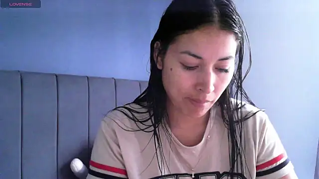 Snapshot of Sweet-Angie chatting on 05-11-26, 04:04 Sweet-Angie online show from 05-11-26, 04:04
