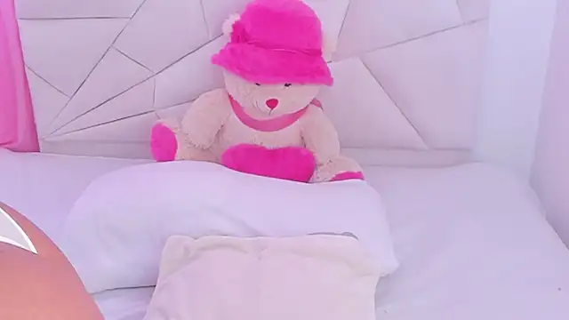 Snapshot of Anamhenao chatting on 09-21-25, 01:57 Anamhenao online show from 09-21-25, 01:57