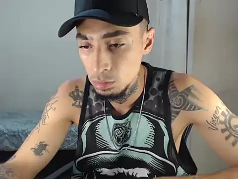 Snapshot of emiliano_hottt chatting on 12-15-24, 04:37 emiliano hottt online show from 12-15-24, 04:37
