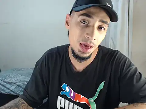 Snapshot of emiliano_hottt chatting on 01-31-25, 04:25 emiliano hottt online show from 01-31-25, 04:25