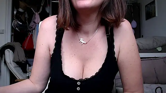 Snapshot of FunnyAly chatting on 05-04-26, 01:18 FunnyAly online show from 05-04-26, 01:18