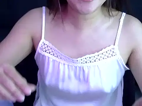 Snapshot of Bee_2k chatting on 10-21-25, 04:35 Bee 2k online show from 10-21-25, 04:35