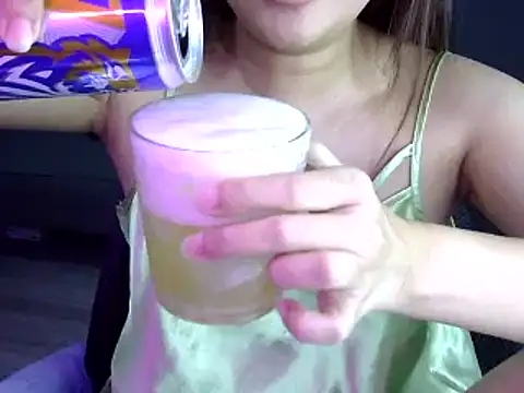 Snapshot of Bee_2k chatting on 10-27-25, 04:49 Bee 2k online show from 10-27-25, 04:49