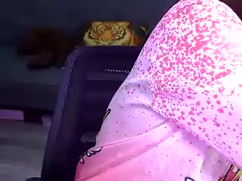 Snapshot of Bee_2k chatting on 11-10-25, 04:44 Bee 2k online show from 11-10-25, 04:44