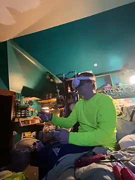 Snapshot of charactrzero chatting on 10-17-25, 12:58 charactrzero online show from 10-17-25, 12:58