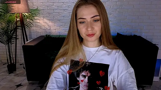 Snapshot of Adelyna_Bird chatting on 03-16-25, 07:15 Adelyna Bird online show from 03-16-25, 07:15