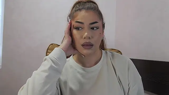 Snapshot of Ella_sweety chatting on 05-20-26, 05:35 Ella sweety online show from 05-20-26, 05:35