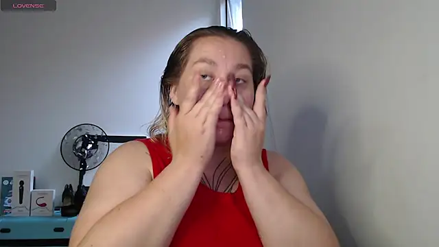 Snapshot of Enotika chatting on 10-17-25, 07:27 Enotika online show from 10-17-25, 07:27