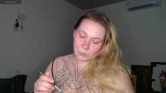 Snapshot of Enotika chatting on 11-24-25, 10:53 Enotika online show from 11-24-25, 10:53