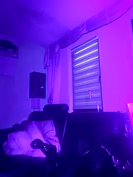 Snapshot of Crystalbitchx chatting on 09-27-25, 05:56 Crystalbitchx online show from 09-27-25, 05:56