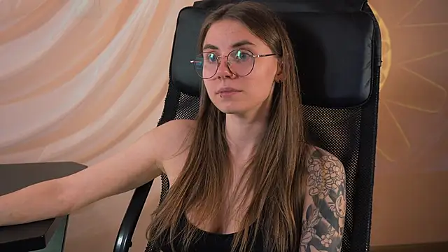 Snapshot of _AnnaStark_ chatting on 10-26-25, 08:20 AnnaStark online show from 10-26-25, 08:20