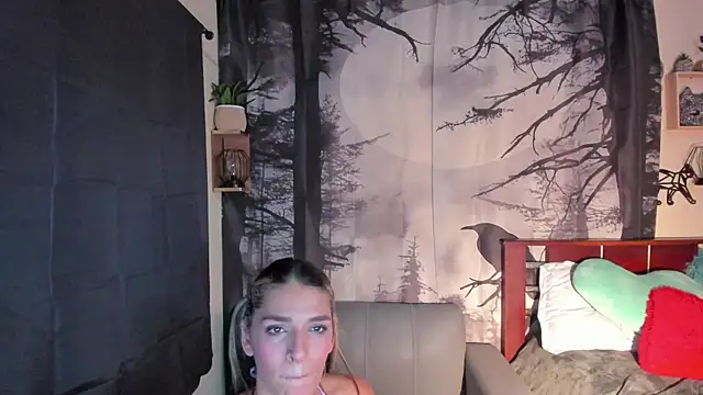 Snapshot of annyluna1 chatting on 12-20-25, 12:18 annyluna1 online show from 12-20-25, 12:18