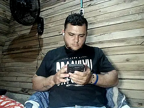 Snapshot of Arcangel_05 chatting on 05-10-26, 04:39 Arcangel 05 online show from 05-10-26, 04:39