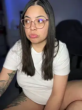 Snapshot of drizzypeach602 chatting on 03-19-25, 06:46 drizzypeach602 online show from 03-19-25, 06:46