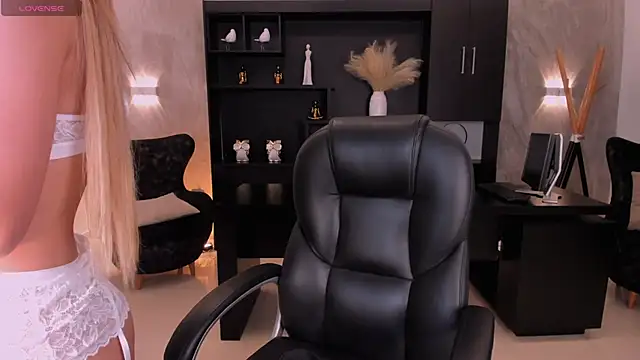 Snapshot of LexieWayne chatting on 12-30-24, 11:06 LexieWayne online show from 12-30-24, 11:06