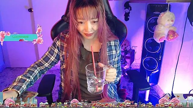 Snapshot of pink-2022 chatting on 12-17-24, 02:33 pink-2022 online show from 12-17-24, 02:33