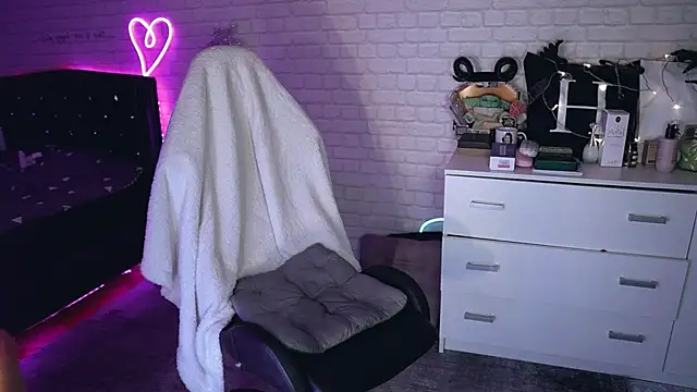  Uindi  online show from 12-15-24, 07:31