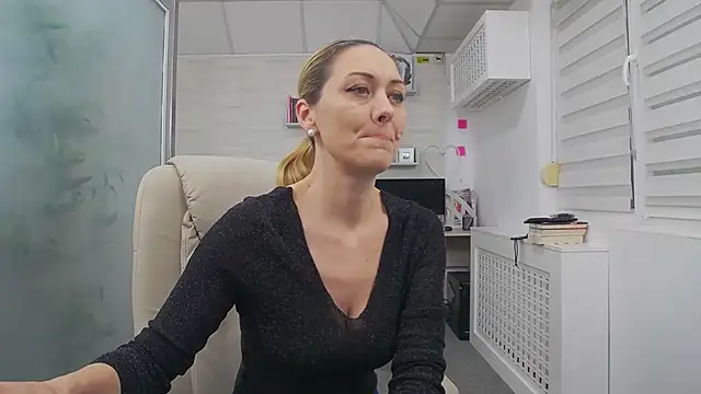 EllaMilf  online show from 11-18-25, 06:01