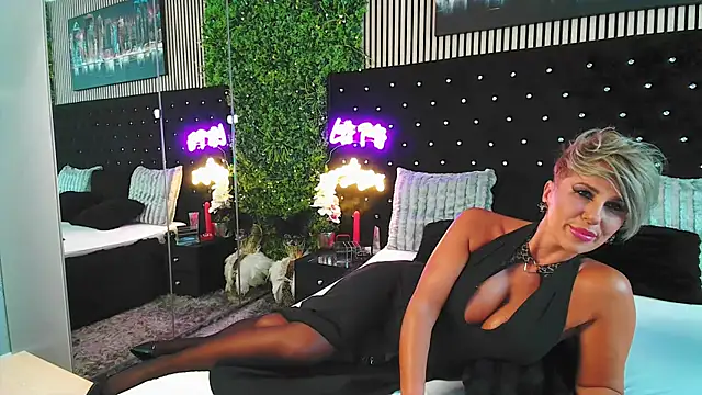 Snapshot of InannaStar chatting on 09-28-25, 10:42 InannaStar online show from 09-28-25, 10:42