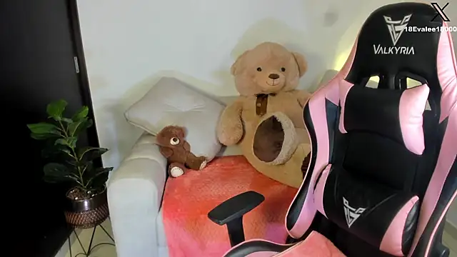 Snapshot of eval_lee18 chatting on 02-13-25, 08:45 eval lee18 online show from 02-13-25, 08:45