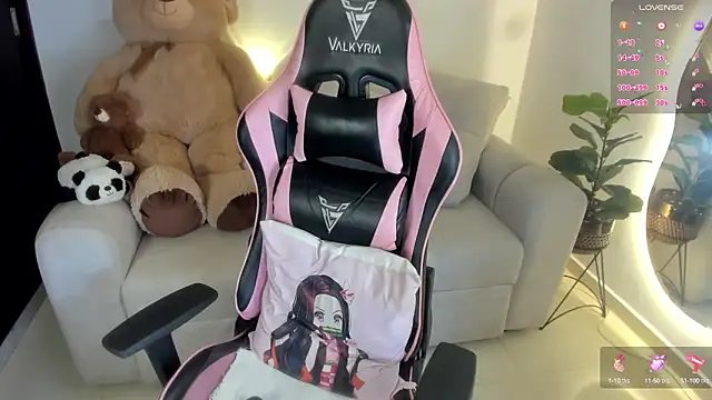 Snapshot of eval_lee18 chatting on 03-11-25, 11:04 eval lee18 online show from 03-11-25, 11:04