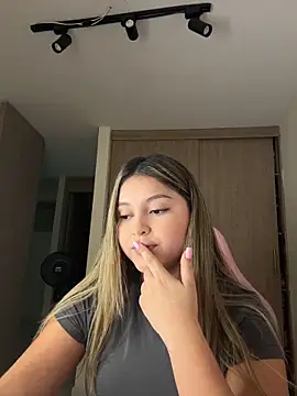 lunablossom  online show from 03-17-26, 12:26