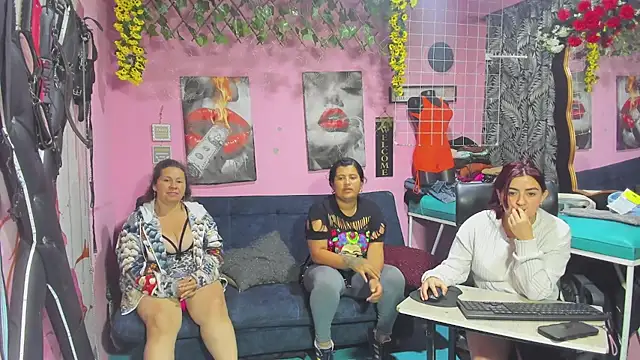 Snapshot of lesbiancuple chatting on 05-12-26, 01:14 lesbiancuple online show from 05-12-26, 01:14