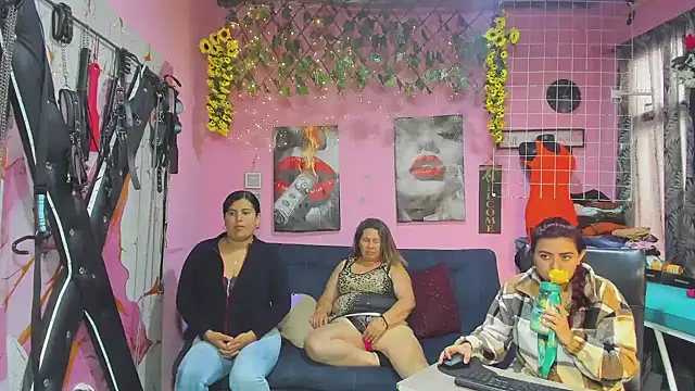 Snapshot of lesbiancuple chatting on 05-14-26, 01:51 lesbiancuple online show from 05-14-26, 01:51