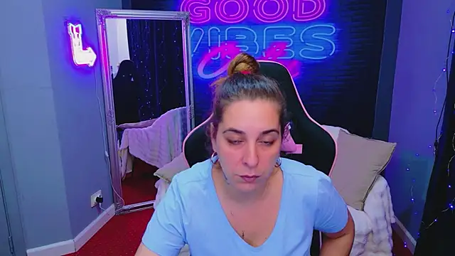 Snapshot of KarinaNoir chatting on 07-28-26, 03:46 KarinaNoir online show from 07-28-26, 03:46