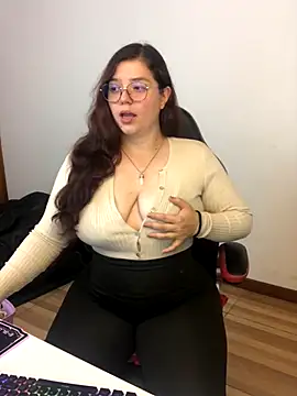 Snapshot of kayortiiz chatting on 11-12-25, 02:12 kayortiiz online show from 11-12-25, 02:12