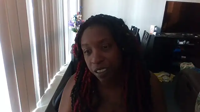 Snapshot of markquanna chatting on 10-11-25, 10:41 markquanna online show from 10-11-25, 10:41